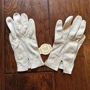 Doeskin Light Grey Gloves NWT!